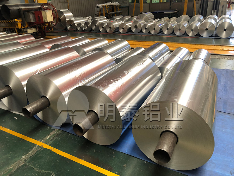 8021鋁箔|8079鋁箔應用電池軟包鋁箔市場發(fā)展?jié)摿Υ?></p>
<p> 在數(shù)碼領域,隨著消費類電子產(chǎn)品對于電池提出的體積小、輕薄化、柔性化的特點越來越明顯,軟包替代方形鋁殼的速度不斷加快,隨著電子產(chǎn)品向小型化、智能化、可穿戴方向發(fā)展,要求電池也要具有體積小、輕薄化、柔性化的特點,而鋰電池鋁塑膜憑借其優(yōu)異的綜合性能,在智能手機、平板電腦、可穿戴設備等消費類電子產(chǎn)品中廣泛使用,且增長速度遠超過鋰電池行業(yè)平均水平。</p>
<p> 隨著鋁塑膜國產(chǎn)化替代的加速以及軟包動力電池大規(guī)模的生產(chǎn),軟包電池的成本優(yōu)勢將逐步凸顯,在此背景下,其在動力領域的市場份額將進一步加大。</p>
<p align= 8021鋁箔|8079鋁箔應用電池軟包鋁箔市場發(fā)展?jié)摿Υ? border=